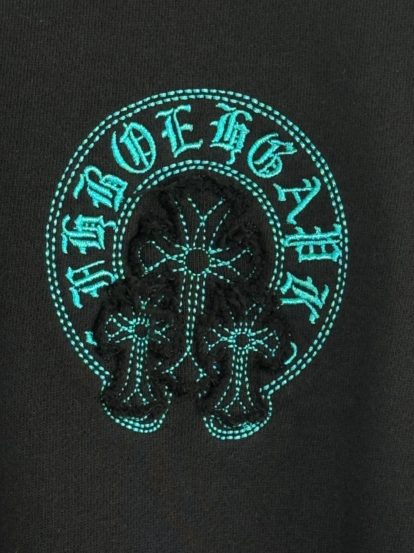 P270 top version, real shot without P, ​​different from market currency) 𝗖𝗵𝗿𝗼𝗺𝗲 𝗛𝗲𝗮𝗿𝘁𝘀/Cro Heart 2025 washed patch embroidery autumn and winter new original single counter American laser burnt 3D three-dimensional color embroidered couple casual sweatshirt 👑The highest version! Customized fabric 420g tripe terry fabric! American acid-washed and distressed original fabric laser burnt ✟appliqué embroidery and exquisite embroidery of letters! The best-selling model in the counter, very comfortable to wear. Accessories: original molded and authenticated collar label➕100% silk wash label. Genuine purchase-grade original hangtag➕matching hanging rope➕3D hanging beads➕original packaging bag. Craftsmanship: The original version has consistent wiring! The highest version of the armhole matching technique! Color: White Black Size: S M L XL Style Number: 25-307